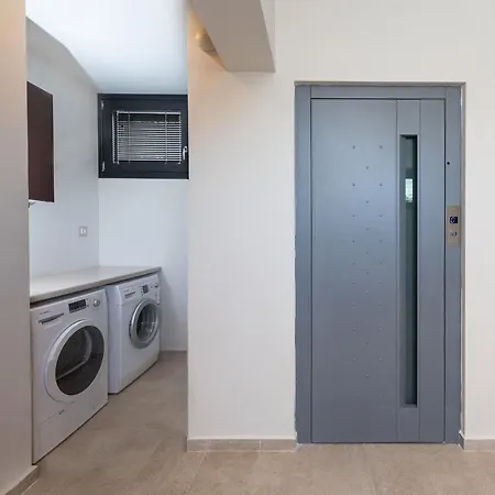 Villa Breeze 2 *